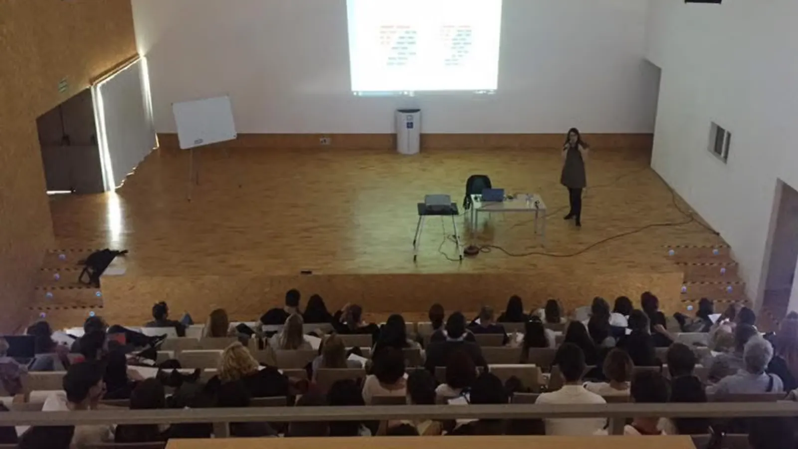 Catalina formando a un auditorio
