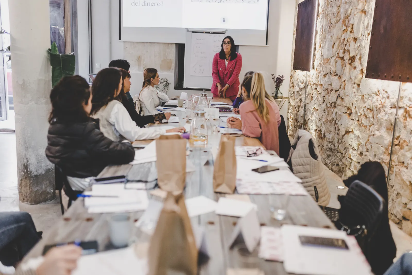 Catalina impartiendo un taller presencial a dueñas de centros